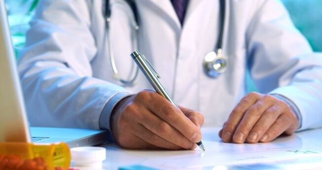 Médico prescribe tratamiento a un paciente con parásitos debajo de la piel